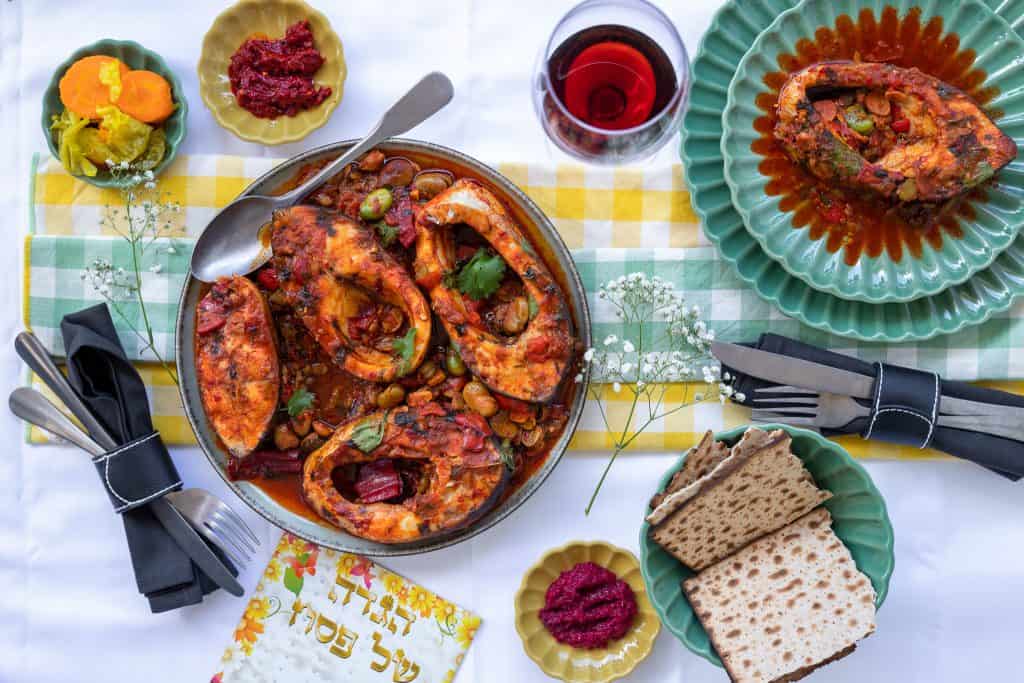 תמונה ראשית דג קרפיון ברוטב מרוקאי עם פול ירוק טרי