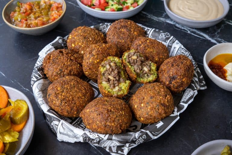 תמונה ראשית פלאפל ירוק ממולא בשר וצנוברים